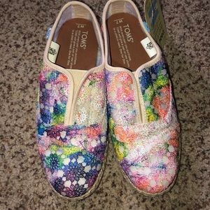 BRAND NEW lace flower Toms